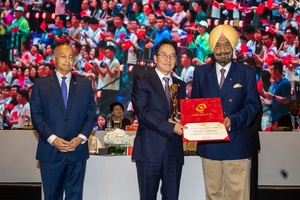 OCA Sports and Environment Committee presents award to carbon neutral Hangzhou Asian Games